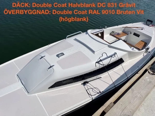 Måla båt däcket med halkskyddsfärg Double Coat DC Halvblank 831 Gråvit inklusive Double Coat Anti Slip halkskyddspulver. Köp hos www.de-ijssel-coatings.se