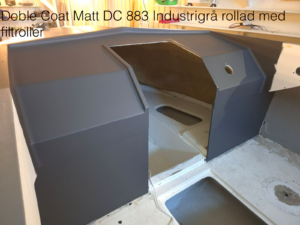 Double Coat Matt, 2k matt sträckfärg i matt finish, rollad i kulören DC 883 Industrigrå. Glanstal båtfärg.