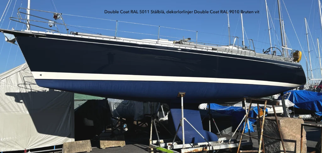 Double Coat rollad på segelbåt i kulören RAL 5011 Stålblå.