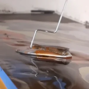Applicera epoxiharts med en epoxy roller anza titex. Häll ut Variopox impregnering och rolla ut.