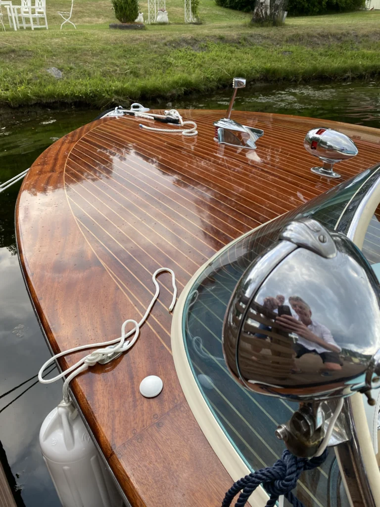 Riva båt lackad med fernissa, 2k båtlack Double Coat Dubbel UV