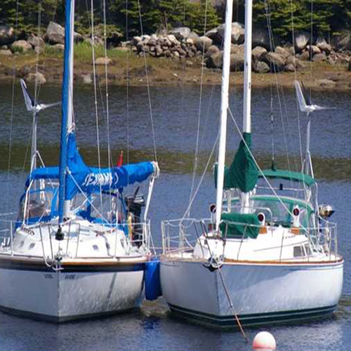 Två segelbåtar med Superwind vindgeneratorer.