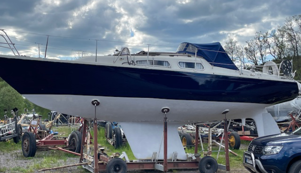Ballad segelbåt målad med Double Coat Nimbusblå.