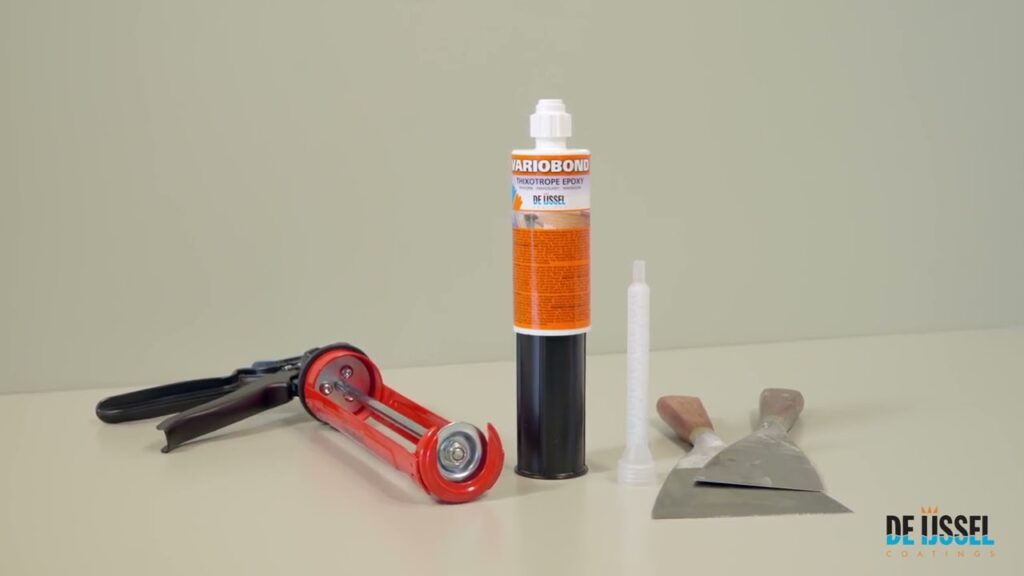 Med en doseringspip för epoxi kan du foga och fylla med 2-k epoxi rakt mot ytan och använda epoxi som marin fogmassa.