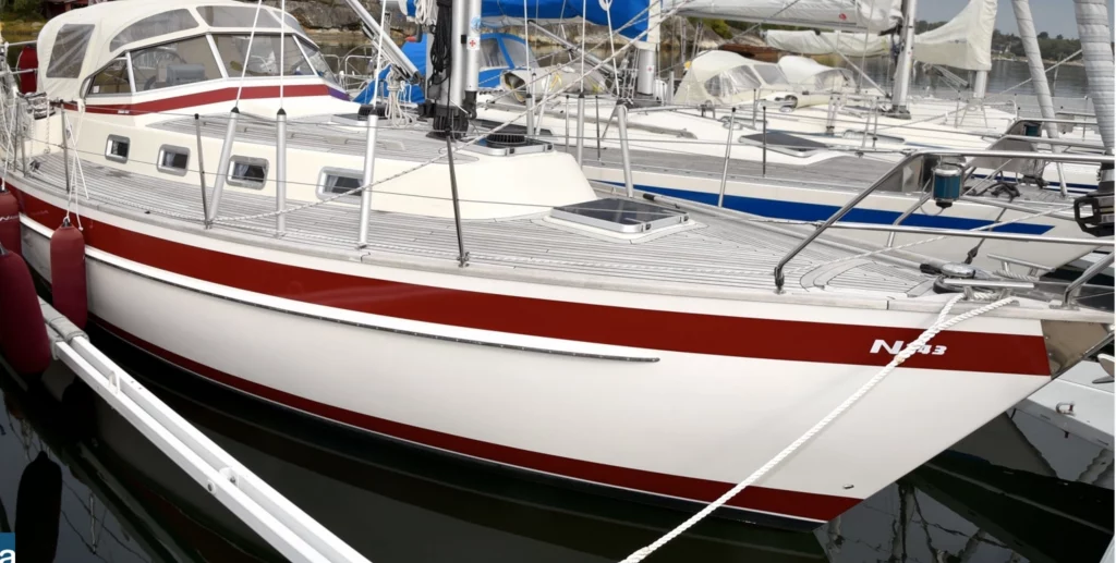 Najad segelbåt har en najadröd kulör på dekorlinjerna. Köp Double Coat färg i rätt Najad röd kulör.
