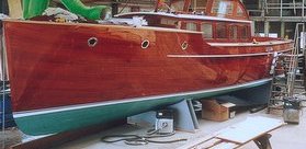 Mahognybåt lackerad med Double Coat Karat och Dubbel UV. Köp båtlack hos www.de-ijssel-coatings.se