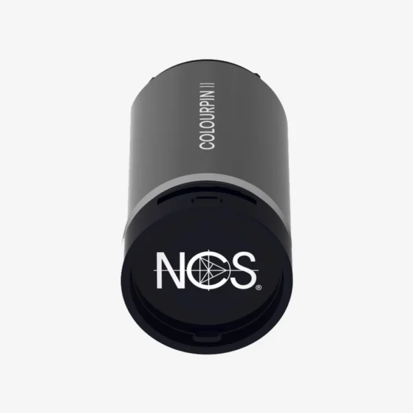 Kulörmätare NCS Colourpin II används såhär: parkoppla kulörskannern med appen i telefonen, kalibrera och skruva sist av locket som syns på bilden. Placera slutligen mätaren på ytan och skanna.
