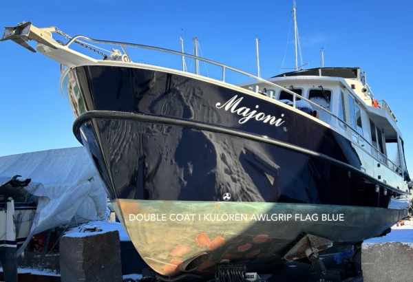 Stålbåt lackerad med DOuble Coat i kulören Awlgrip Flag Blue
