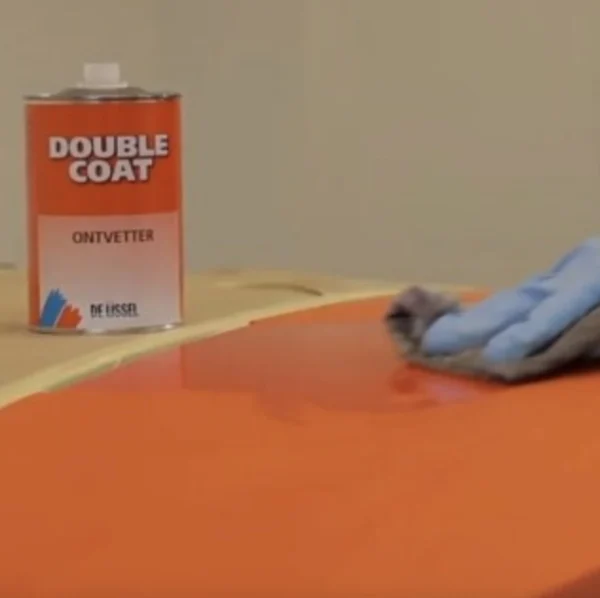 Rengör ytan med en silicone remover, vät en mikrofiberduk med Double Coat Avfettning