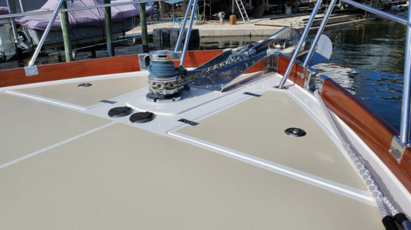 Double Coat Anti Slip halkskyddsfärg målad på däcket på en båt.