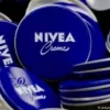 Nivea har en blå kulör på burken med hudkräm, det är samma blåa kulör som Gulfblå, vilket motsvara Pantone 280