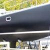 Böldspärr: ijmopox hb coating epoxiprimer i svart kulör, epoxigrundfärg på gelcoat inför lackering med double coat. IJmopox HB Coating har högst andel epoxi av alla epoxifärger på marknaden som är lösningsmedelsbaserade. Med 70 % epoxi och endast 30 % lösningsmedel målar du effektivare med IJmopox HB Coating – spar tid och pengar med rätt färg. www.de-ijssel-coatings.se