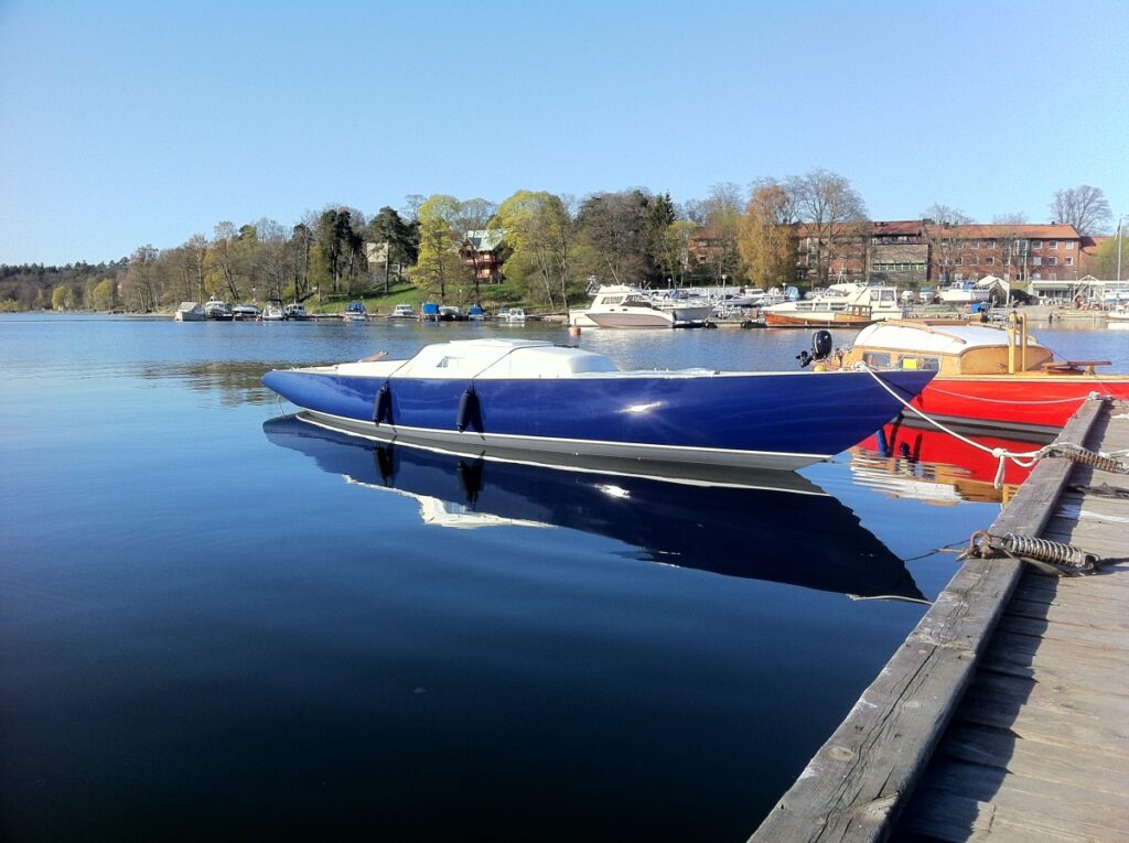 Atlantblå Double Coat målad på en skärgårdskryssare. Varm mörkblå kulör.