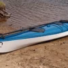 Double Coat RAL 5020 Oceanblå. Kajak rollad med Double Coat i RAL 5020 och DC 841 Dimvit. www.de-ijssel-coatings.se