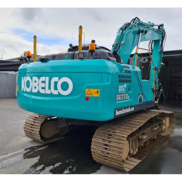 Kobelco turkos grön-blå sprutlackerad med Double Coat i Kobelco kulör. Vi har Kobelco kulörkod. Köp hos www.de-ijssel-coatings.se