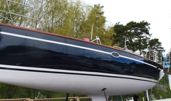 Double Coat RAL 9010 Bruten vit och DC 855 Grafitblå Double Coat är en tvåkomponent polyuretanfärg som kallas sträckfärg eftersom den kan rollas med sprutlackerad finish. Exceptionellt lång hållbarhet i glans och kulör. Rollas eller sprutlackeras på båt, bil, fordon, möbler, etc. Köp hos www.de-ijssel-coatings.se