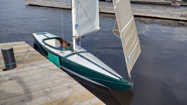 Mini 12A lackerad med Double Coat i kulören Jade Mist Green från International Yachtpaint och Awlgrip H4089