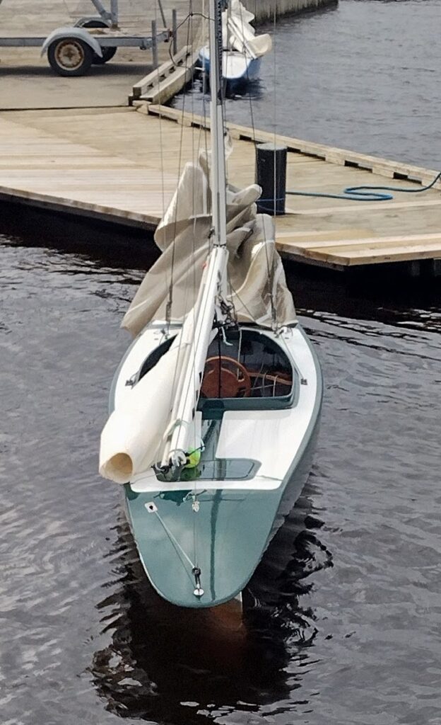 Mini 12A lackerad med Double Coat i kulören Jade Mist Green från International Yachtpaint och Awlgrip H4089. Däck och dekorlinje målad med Double Coat i kulören RAL 9010