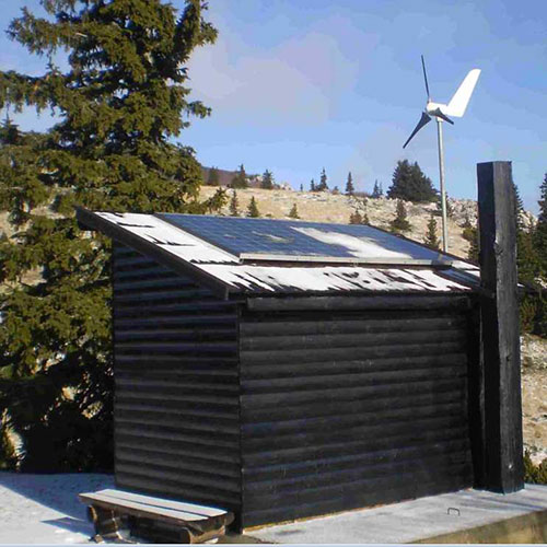 Fjällstationer behöver ström från batterier och de laddas med solceller och vindkraft från pålitliga Superwind.