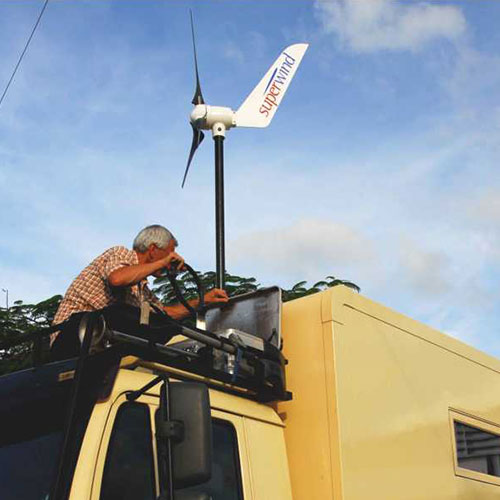 Superwind vindgenerator SW-350 monterad på en husbil för extra ström.