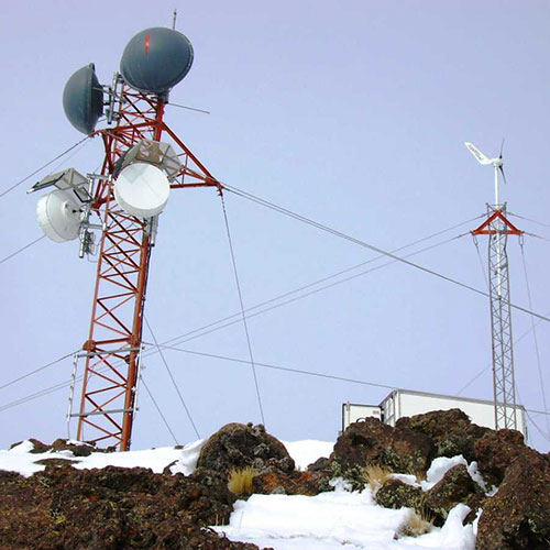 Radarmast så får stödström från vindkraft med en vindgenerator från Superwind.