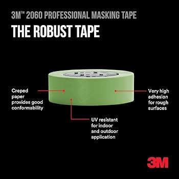3M 26060 är en grön tejp för maskering på ojämna underlag. Bilden beskriver tejpens främsta egenskaper: uv-tålig, stark, kräppad och formbar.