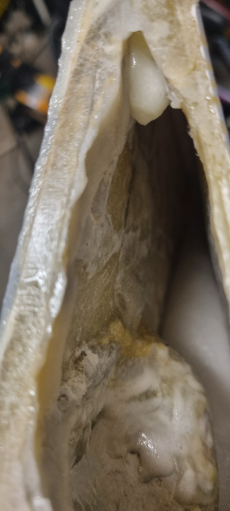 Epoxiskum expanderar inuti ett roder. Variopox Skum 41.