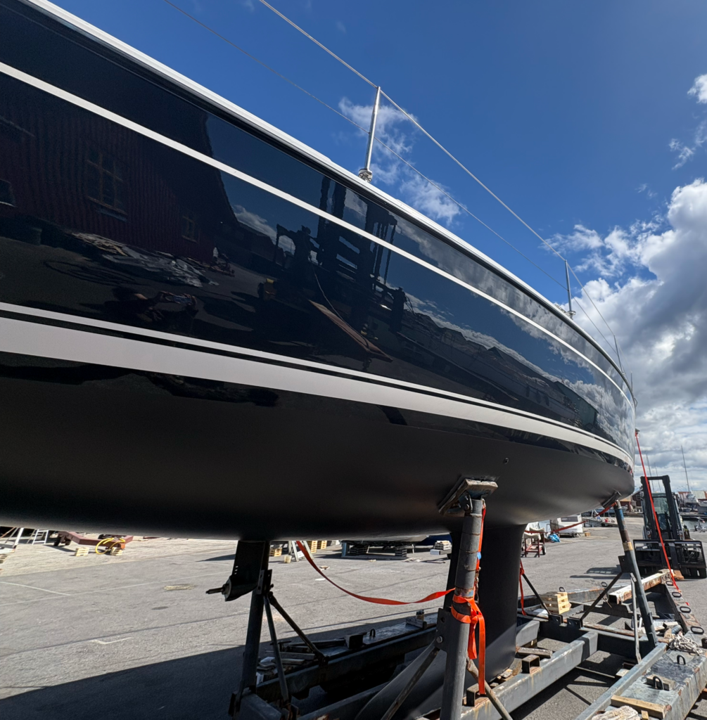 Grafitblått fribord på segelbåt lackerat med Double Coat DC 855