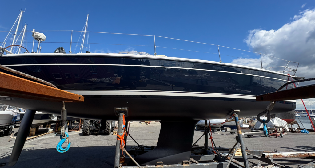 Segelbåt med fribord lackerat i DC 855 Grafitblå från Double Coat