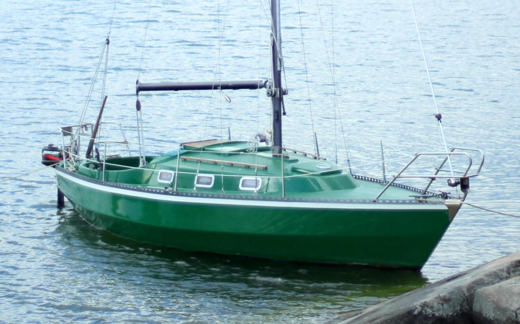 Segelbåt målad med Double Coat sträckfärg i kulören DC 859 Mörkgrön