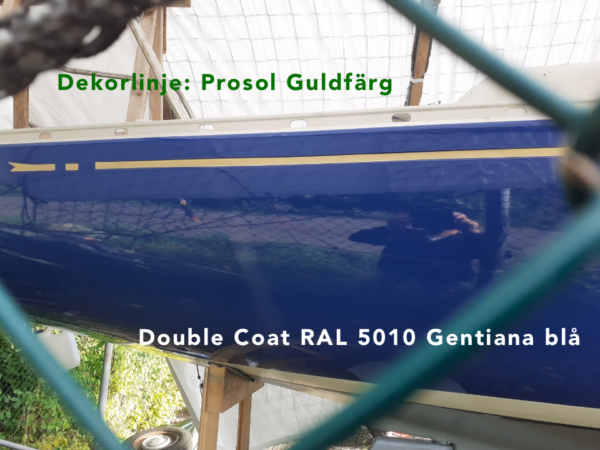 Double Coat i kulören RAL 5010 Gentiana. Blå kulör målad på en S-30 segelbåt. Dekorlinje målad med Prosol Guldfärg.