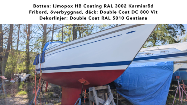 Shipman 28 målad med Double Coat DC 800 Vit, dekorlinjer RAL 5010, botten IJmopox HB Coating RAL 3002