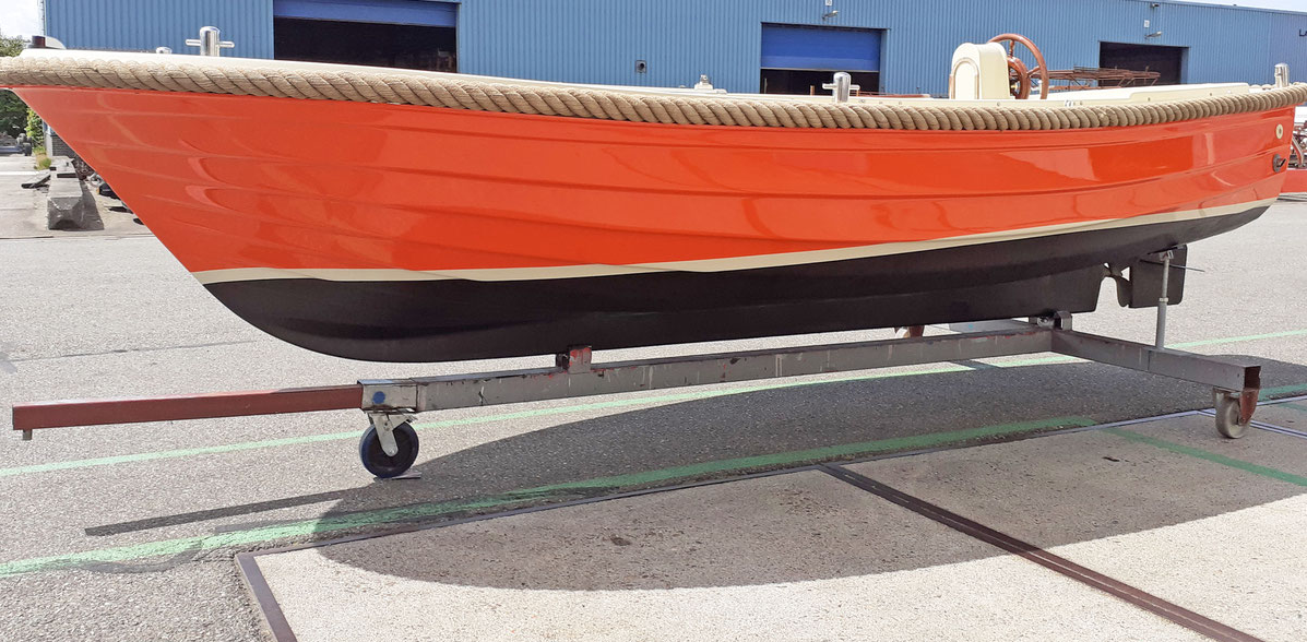 Måla på aluminium. Aluminiumbåt målad med Double Coat i en orange kulör.