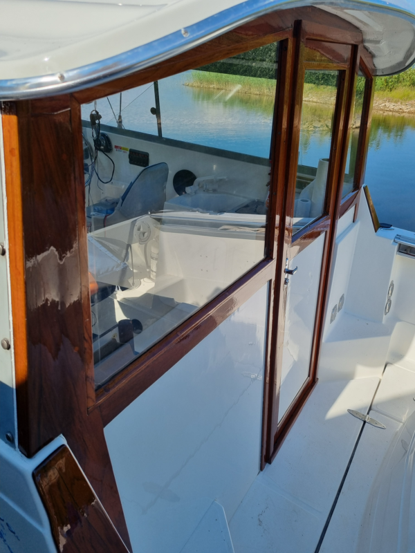 Teak lackad med teaklack Double Coat Karat och vit gelcoat målad med sträckfärg Double Coat i kulören RAL 9010 Bruten vit.