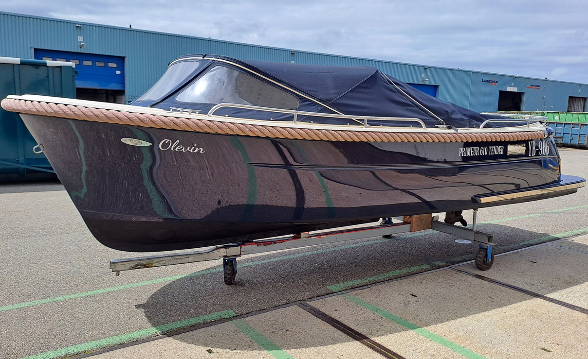 Stålbåt målad med de ijssel Double Coat sträckfärg. Måla stål.