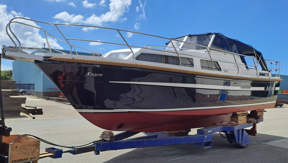 Dammfri lackering med Double Coat. Rolla motorbåt.