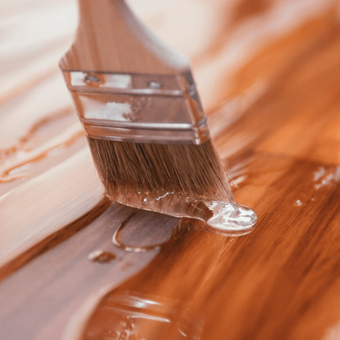 Stabilisera trä genom att grunda med epoxi. Tunnare impregneringsepoxi penslas för korrekt porfyllning och konservering.