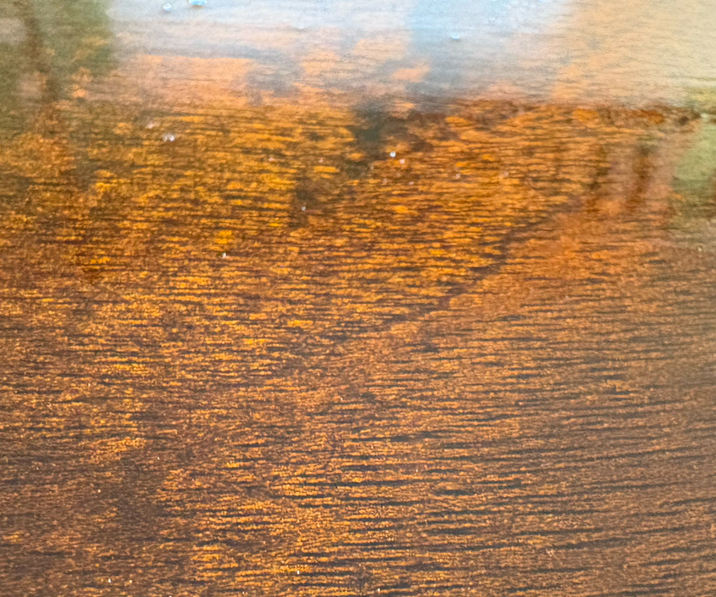 Trä grundmålas med impregneringsepoxi Variopox Injektion för bästa porfyllnad. Bilden visar en lyckad grundning utan porer.