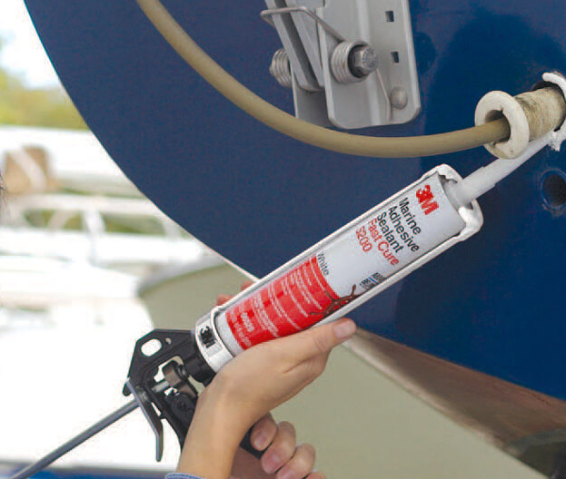 Marin fogmassa för under eller ovan vattenlinjen. Polyuretanlim och ms-polymer. 3M och Simson.