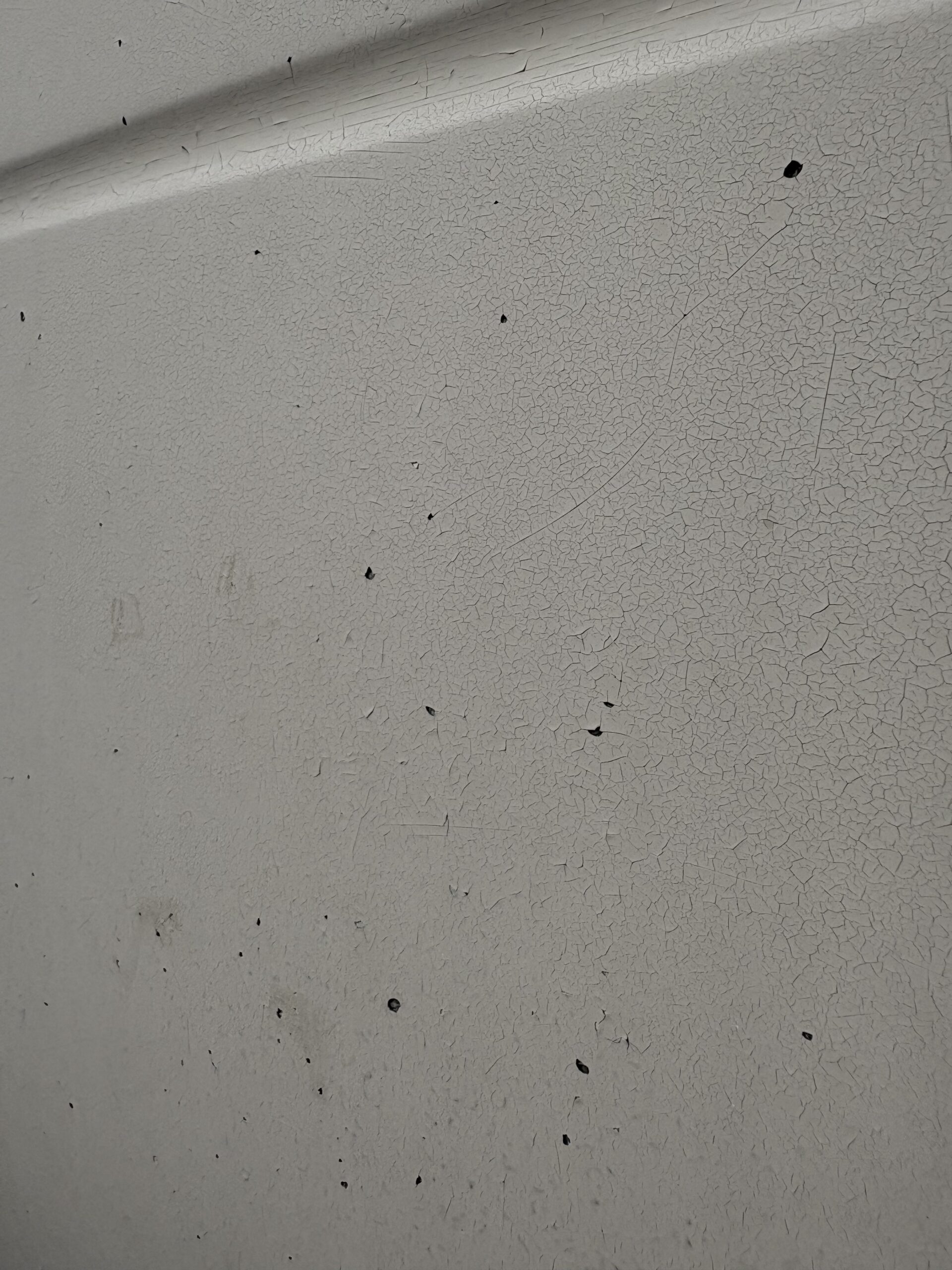 Krackelerad gelcoat som är helt sprucken måste avlägsnas och målas med epoxifärg och Double Coat.