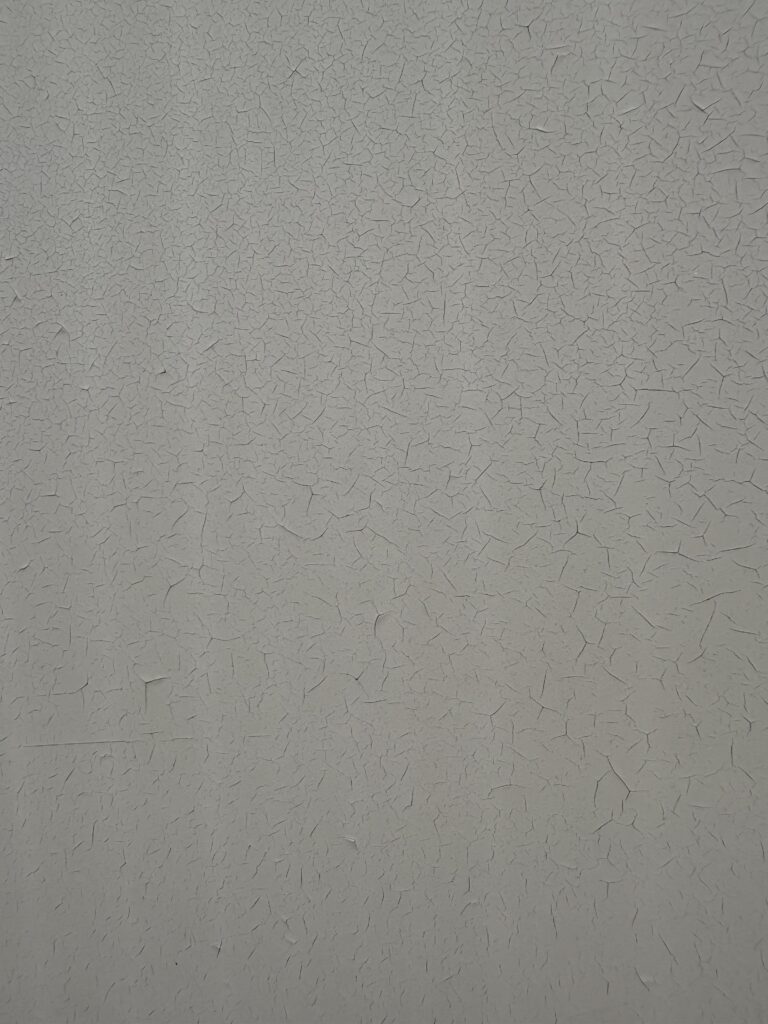 sprickor i gelcoat över en stor yta. Lösningen är att slipa bort all gelcoat och måla med epoxifärg.