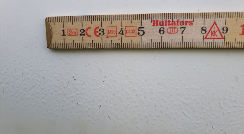 Blåsor och sprickor i färg vid vattenlinjen