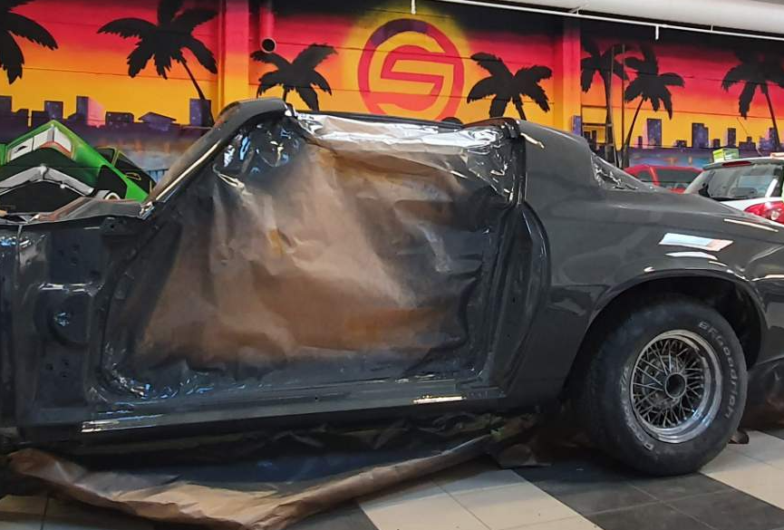 Bil lackerad med 2K-lack i garage – maskering kvar efter målning