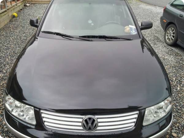 Svart Volkswagen lackerad med 2K polyuretan i garage