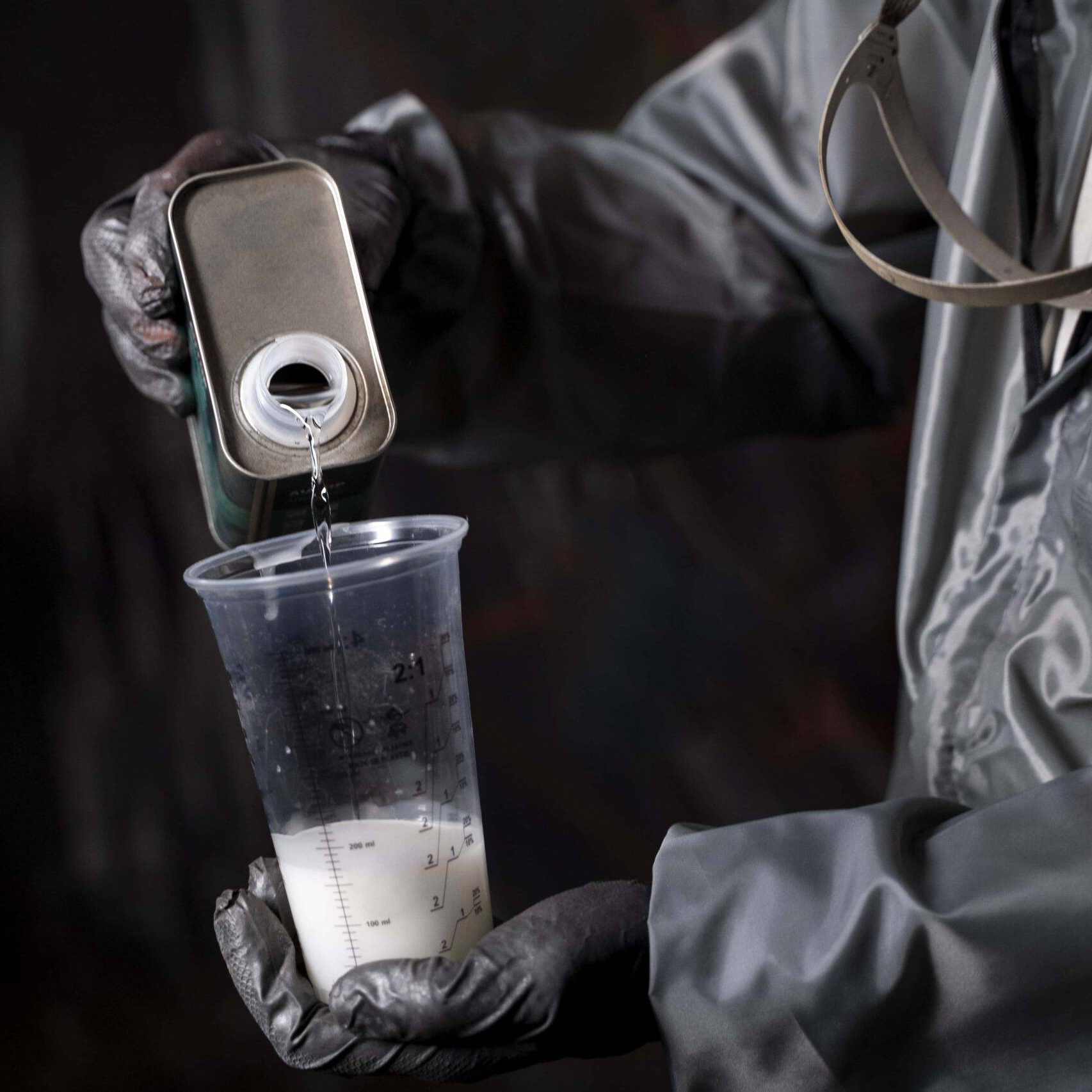 Förtunning som hällas i färg. Lösningsmedel och thinner för epoxi, polyuretan och polyester