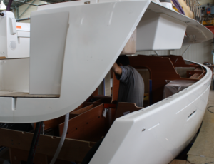 Montering av däck och överbyggnad mot skrov – limfog och sammanfogning