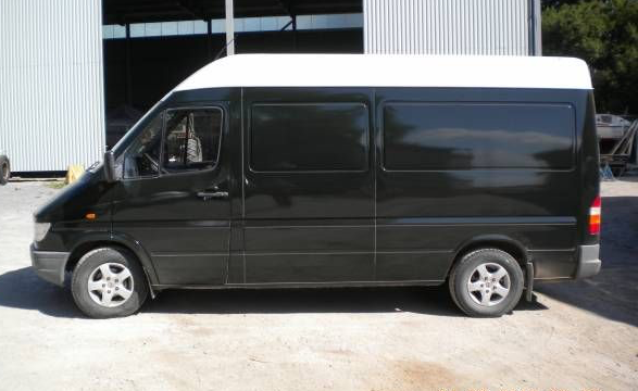 Skåpbil lackerad i garage i vit och engelsk grön kulör