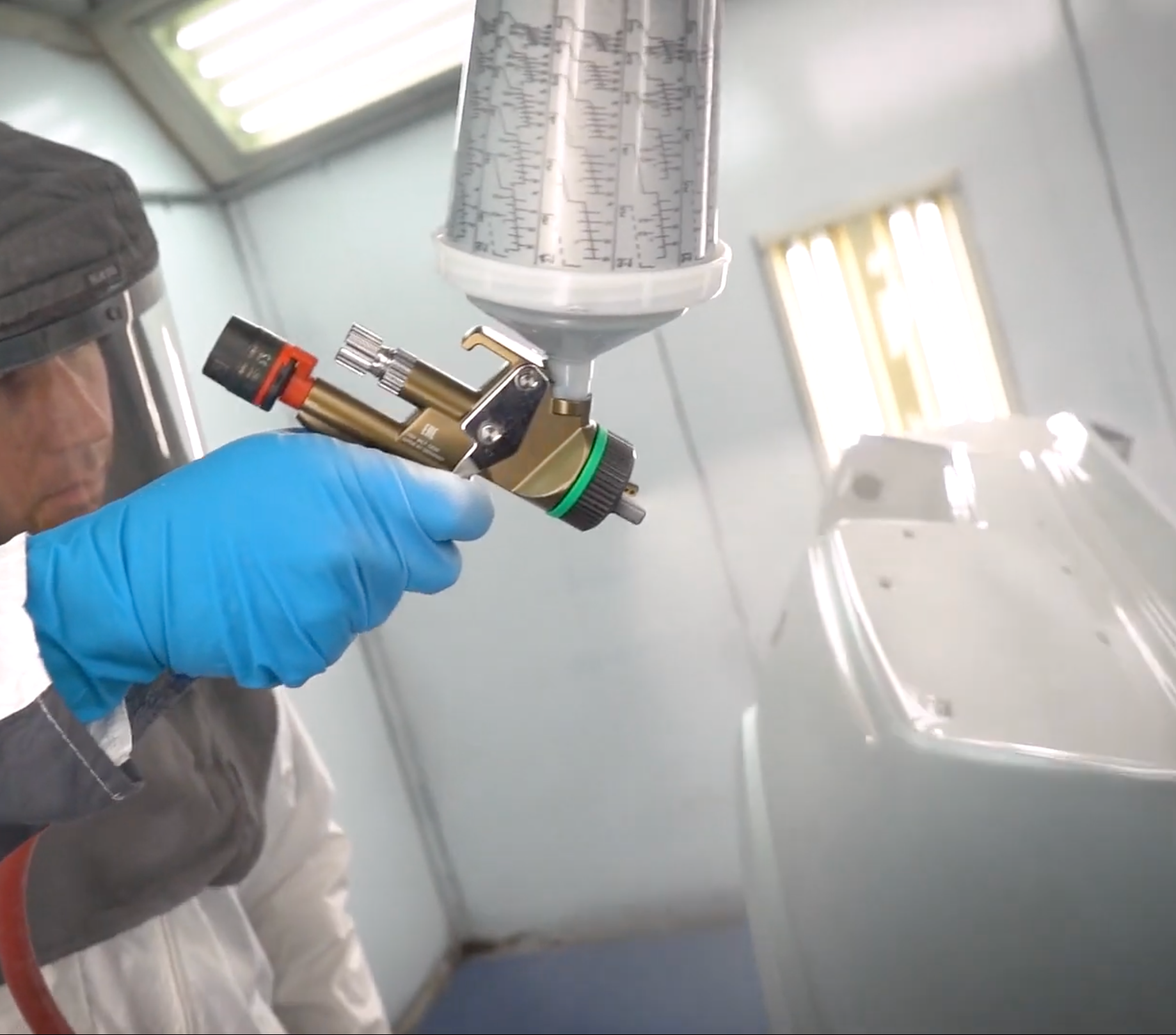 Sprutlackering med gravity cup RP-färgspruta i välventilerad lokal