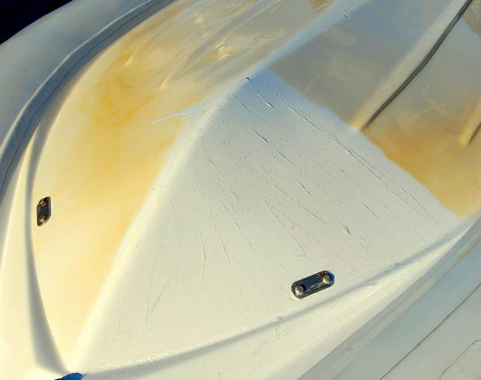 Gulbrun vattenlinje på båt före och efter rengöring