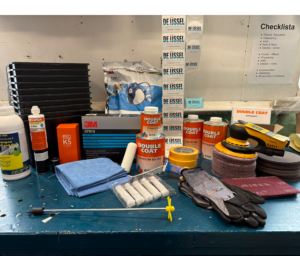 Verktyg och tillbehör för att måla en båt – slipning, rengöring och lackering